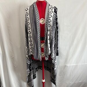 BCBGMaxAzria Black and White Geometric Cardigan SM446